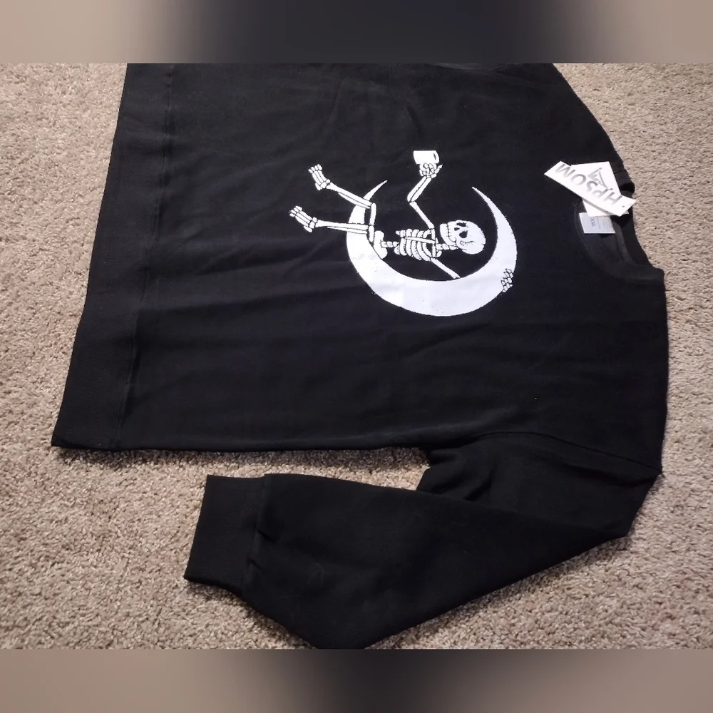 Black Skeleton Graphic Sweater - Picture 2 of 10